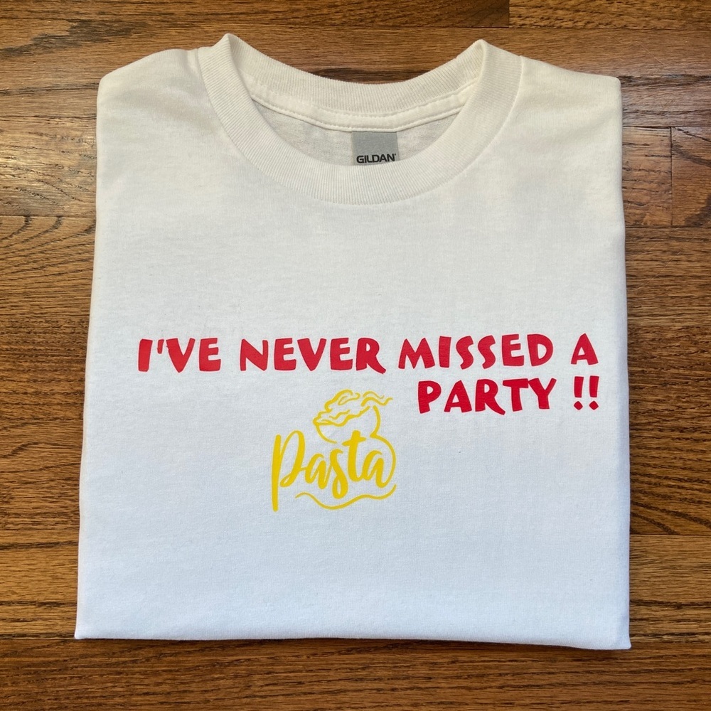 Funny Run T I've Never Missed a Pasta Party Gilden Med White & Tye Dye Unisex